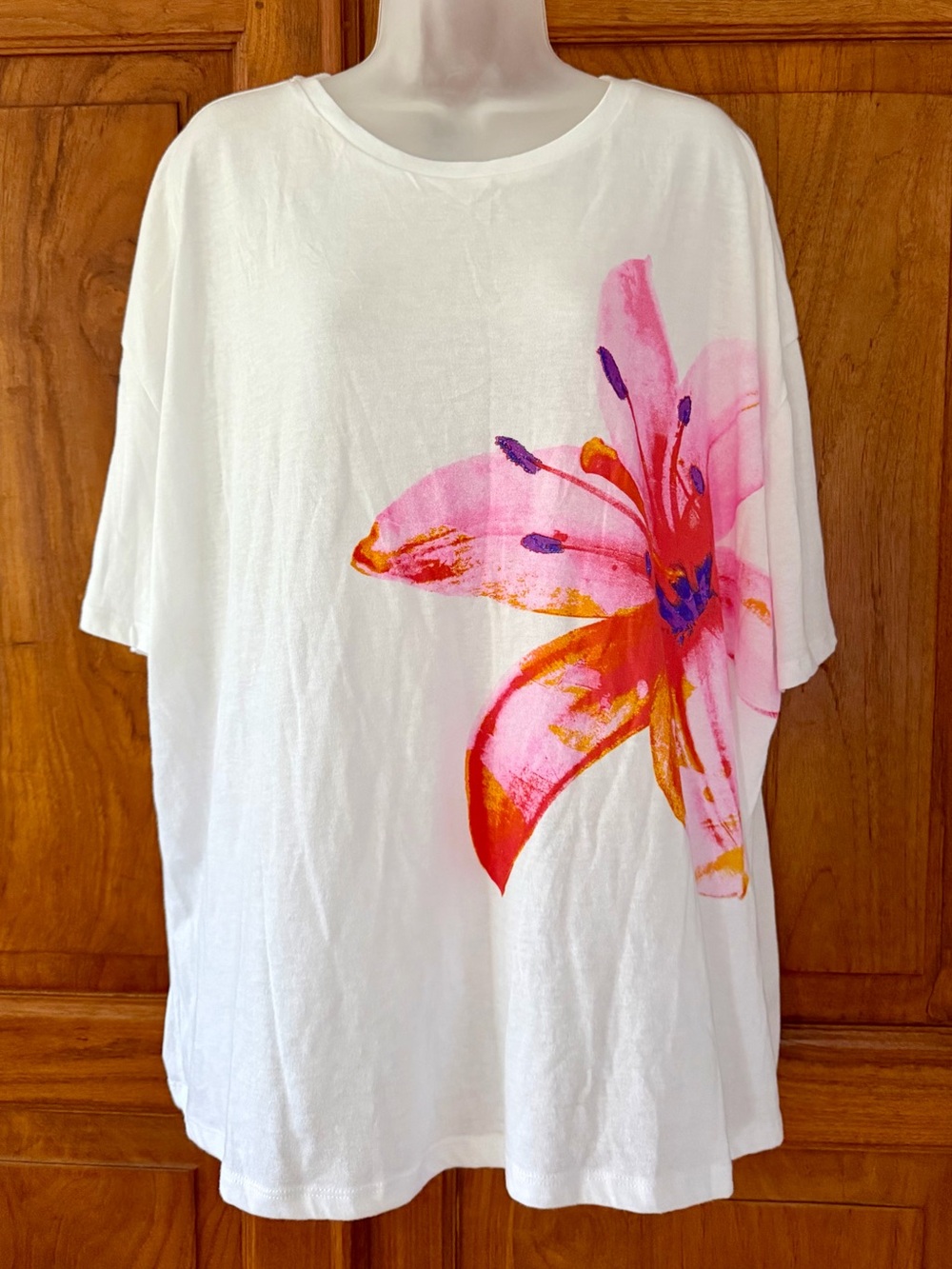 SOFT White Short Sleeve Tee w beautiful Pink & Orange Flower